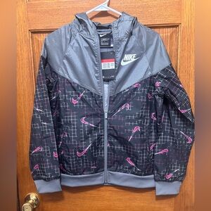 Nike Boy’s Gray & Pink Swoosh Pattern Hooded Rain Jacket. Sz L. NWT